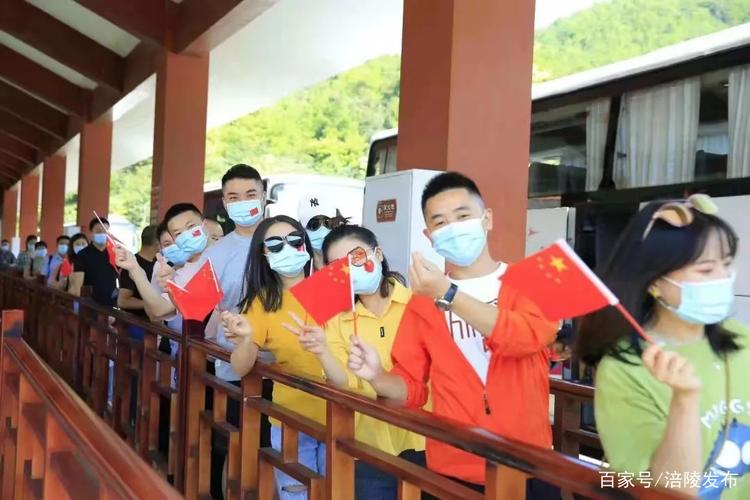 武陵山大裂谷等景区设置文明旅游志愿服务站,为市民游客们提供旅游