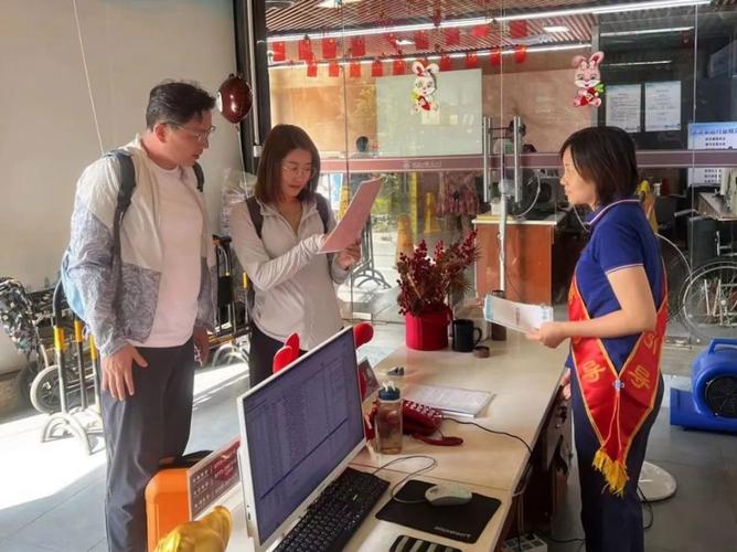 在两江四湖景区售票处,工作人员为游客提供旅游咨询服务
